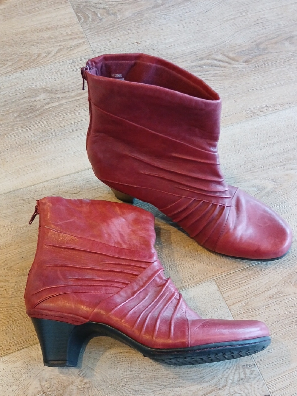 Cobb Hill by New Balance Red Ruched Leather Ankle Booties